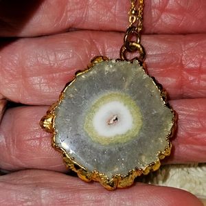 925 BLUE/WHITE AGATE SET IN A GOLD TRIM AND GOLD CHAIN. VINTAGE, SPECTACULAR.